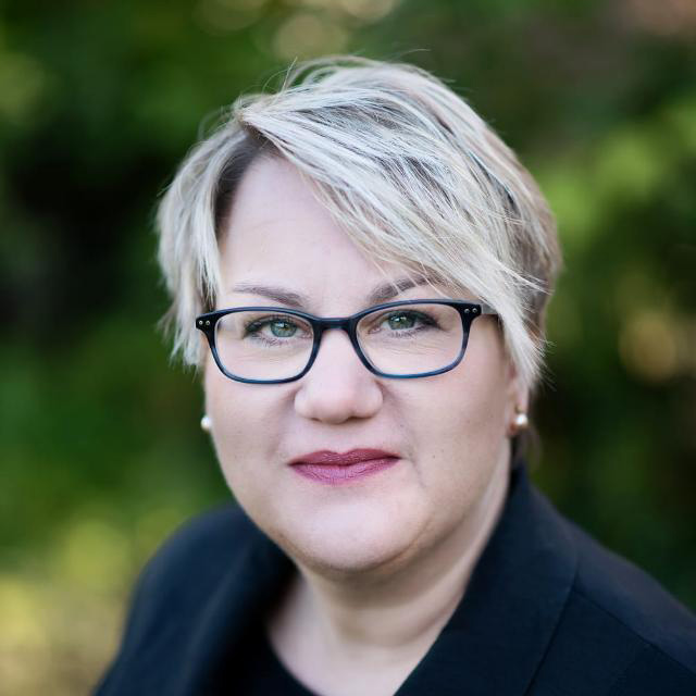  Claudia Lawong